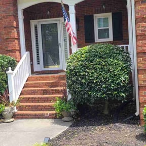 Bush Trimming by De Leon Lawn Care reviewed on April 30, 2025