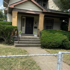 Bush Trimming by D’s lawn Care reviewed on June 22, 2022