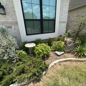 Flower Bed Weeding by Green Collar Lawns reviewed on June 5, 2022