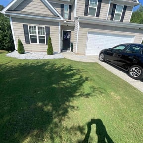 Bush Trimming by Mow & Go reviewed on June 10, 2022