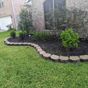 Flower Bed Weeding by Alexis perez reviewed on August 27, 2024