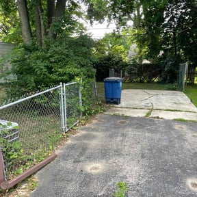 Flower Bed Weeding by Lagger Properties reviewed on October 18, 2022