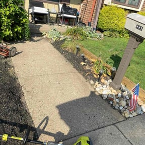 Flower Bed Weeding by Martin LLC reviewed on April 27, 2025