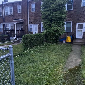 Bush Trimming by Parker's Lawn Care reviewed on May 21, 2022