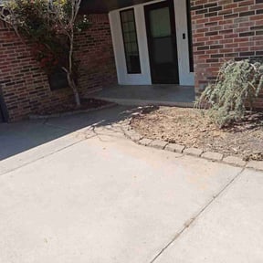 Flower Bed Weeding by James Cloy reviewed on July 31, 2025