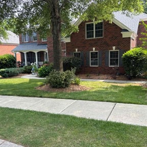 Flower Bed Weeding by Erick's Lawn Maintenance reviewed on July 27, 2022
