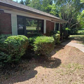 Bush Trimming by Grant  Home and Lawn reviewed on April 27, 2022