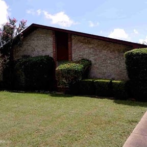 Bush Trimming by Gonzalez Premium Lawn Care reviewed on July 11, 2022