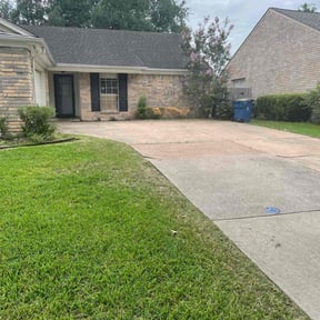 Bush Trimming by Martínez landscaping reviewed on September 14, 2024