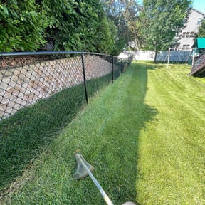 Weeding by Sandrez lawn care service reviewed on March 10, 2025
