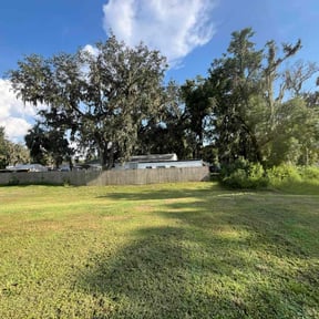 Bush Trimming by Florida’s Finest lawn care reviewed on July 31, 2022