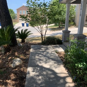 Bush Trimming by Emerald Lawns reviewed on May 13, 2025