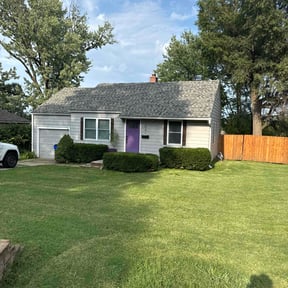 Bush Trimming by Melvin Lopez Lawn Doctor reviewed on June 23, 2022
