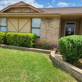 Bush Trimming by BabyGirls Mow reviewed on April 25, 2025