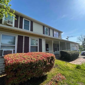 Bush Trimming by R&T lawncare reviewed on June 7, 2022