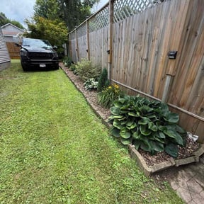 Flower Bed Weeding by SRC Lawn Care reviewed on April 27, 2022