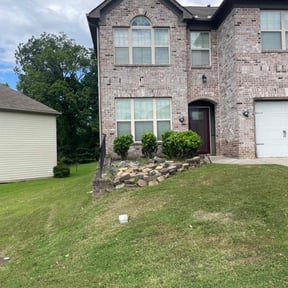 Bush Trimming by Frank's Landscaping reviewed on May 4, 2020