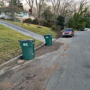 Leaf Removal by Murray's Irish eyes lawn service reviewed on May 24, 2022