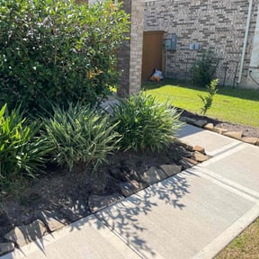 Flower Bed Weeding by Paz Lawn Services reviewed on April 18, 2025