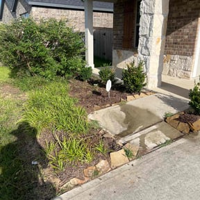 Flower Bed Weeding by Fresh Cut Yard Workz reviewed on February 28, 2022