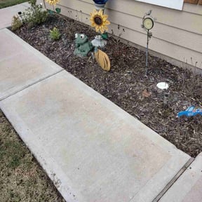 Flower Bed Weeding by Dub's Lawn Care reviewed on December 23, 2024
