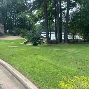 lawn maintenance by QK landscaping reviewed on July 21, 2022