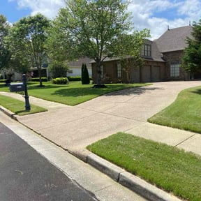 lawn maintenance by Que Cutz reviewed on November 3, 2024