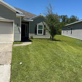 lawn care services by Capital Curb Appeal reviewed on August 19, 2025