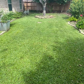 residential landscaping by Hoodzow ink reviewed on August 17, 2025