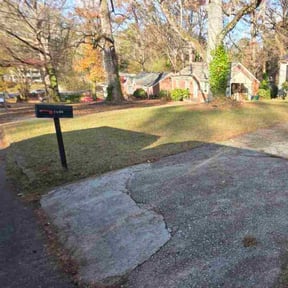 Leaf Removal by Molinas Landscaping reviewed on November 20, 2025