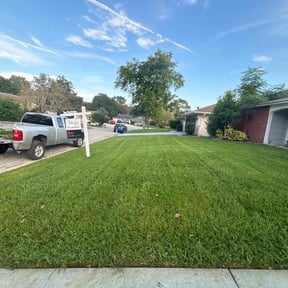 residential landscaping by Oak Landscaping reviewed on August 18, 2025