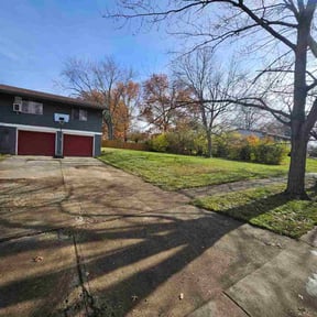 Leaf Removal by L and J Lawncare llc reviewed on November 27, 2025