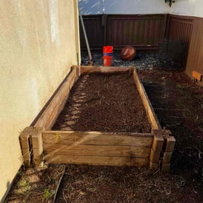 Flower Bed Weeding by George Islas reviewed on November 22, 2025