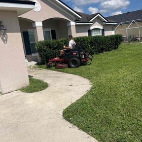 Bush Trimming by Mow-Hawk lawn service reviewed on November 2, 2023