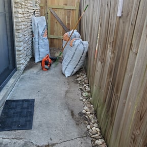 Leaf Removal by Live landscaping reviewed on September 19, 2025