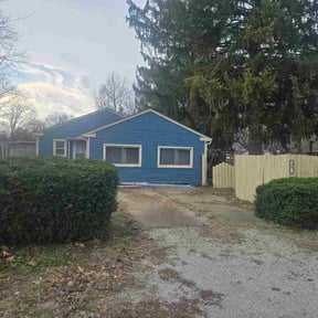 Bush Trimming by Land Care Expert reviewed on March 30, 2026