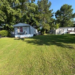 lawn maintenance by Green Earth Lawn and snow LLC reviewed on August 21, 2025