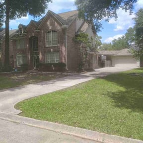 yard work by Lindsay’s lawncare reviewed on August 17, 2025