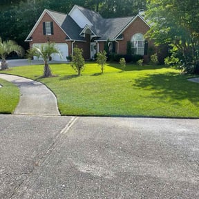 lawn care by Ultimate Landscape Contractor reviewed on May 14, 2024