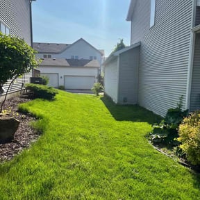 lawn service by Lawnstars reviewed on May 8, 2024