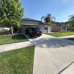 lawn service by Three Kings Grounds Keeping reviewed on August 19, 2025