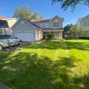 lawn maintenance by Juan's Lawn Care reviewed on May 4, 2024