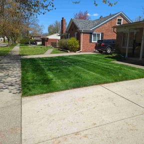 gardening service by JR lawncare reviewed on August 17, 2025