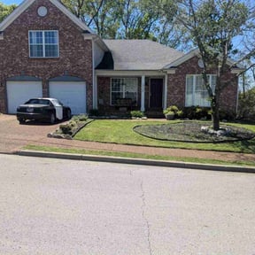 yard work by MONROEVIA SMALL ENGINEERING & Landscapes reviewed on August 16, 2025