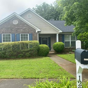 yard maintenance by Clean cut maintence reviewed on December 1, 2025