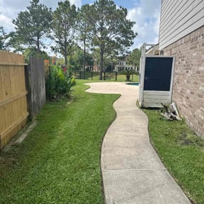 landscape maintenance by After Care Express SVC reviewed on August 17, 2025