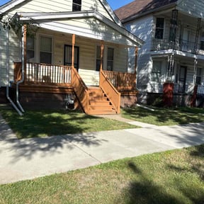 gardening service by Straightlines LLC reviewed on August 19, 2025