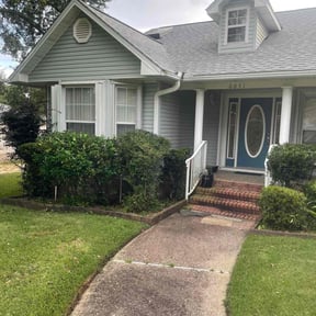 Bush Trimming by Yard Care reviewed on August 19, 2025