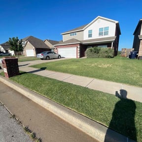yard maintenance by Parada Landscaping reviewed on August 20, 2025