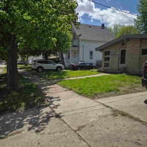 Leaf Removal by Jay's Tree and Lawn reviewed on May 9, 2026